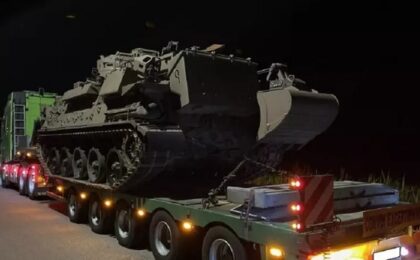 Un șofer român de TIR a fost prins în Germania când transporta ilegal spre România un tanc