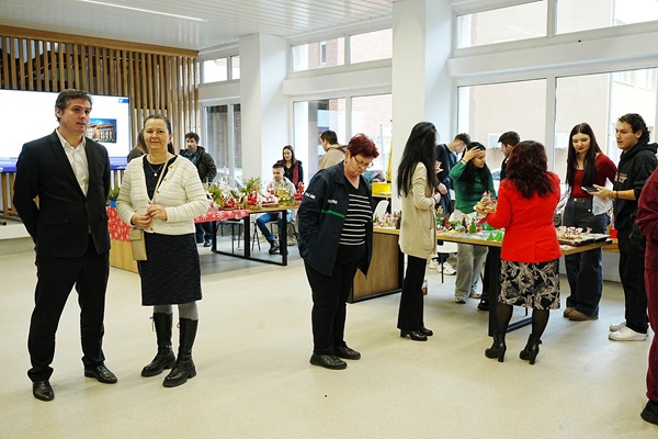 Studenții Facultății de Mecanică din Timișoara aduc un zâmbet copiilor nevoiași. Foto