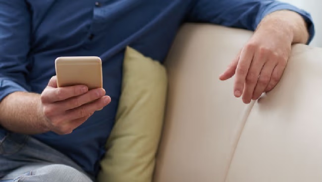 "Ţepe" cu pavaj, în Timiş. Un "meseriaş" a încasat bani în avans de la 11 persoane, apoi nu a mai răspuns la telefon
