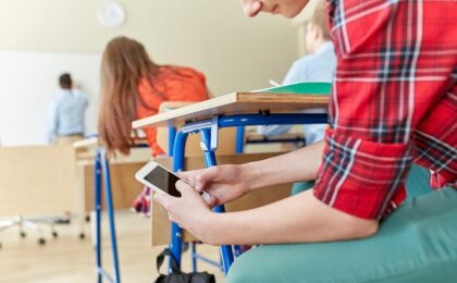 În școlile din Timiș, utilizarea telefoanelor de către elevi ar putea fi interzisă inclusiv în pauze