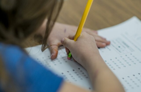 Raport privind neparticiparea elevilor la examenele naţionale; Ministerul Educaţiei cere Inspectoratelor şcolare să implementeze măsuri