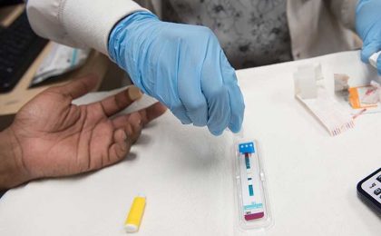 Persoanele neasigurate medical, acces la testarea pentru virușii hepatici B, C și HIV și la terapiile specifice