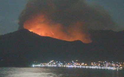 Incendii uriaşe pe insula Thassos. Turiștii, între care mulţi timişoreni, sunt rugați să-și limiteze deplasările (video)