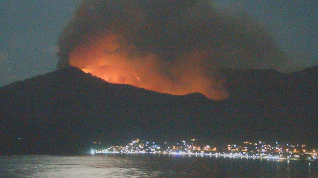 Incendii uriaşe pe insula Thassos. Turiștii, între care mulţi timişoreni, sunt rugați să-și limiteze deplasările (video)