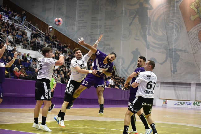 Handbaliştii alb-violeţi, din nou pe podium!
