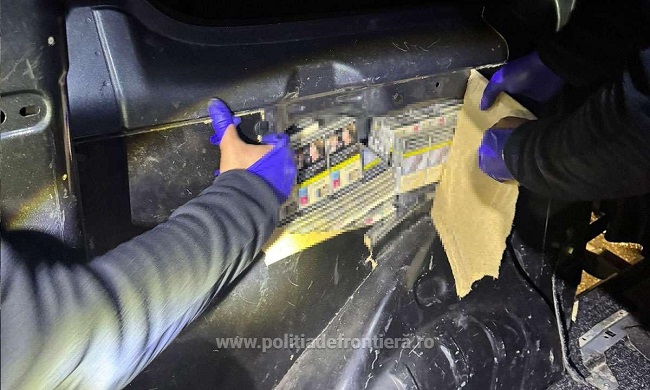 Polițiștii de frontieră de la Nădlac au descoperit peste 54.000 de țigarete ascunse într-un microbuz