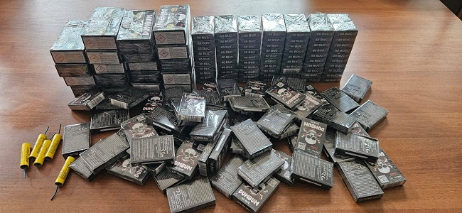 Jandarmii timișeni au confiscat mii de țigarete și articole pirotehnice