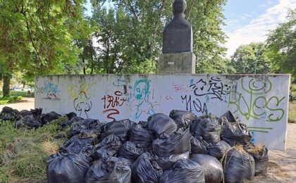 Primăria Timișoara ascunde gunoiul în spatele statuii lui I.C. Brătianu