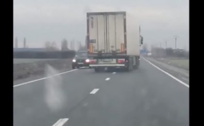 Aproape de tragedie: Șofer de TIR din Belarus, rupt de beat pe un drum din România. A fost oprit de alți conducători auto