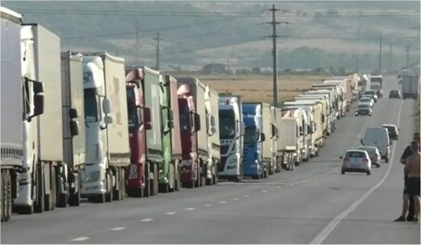 Restricții de circulație pentru mașinile de peste 7,5 tone, vineri, în 12 județe, din cauza caniculei. Măsura se aplică și în Timiș, Arad, Caraș-Severin, Bihor