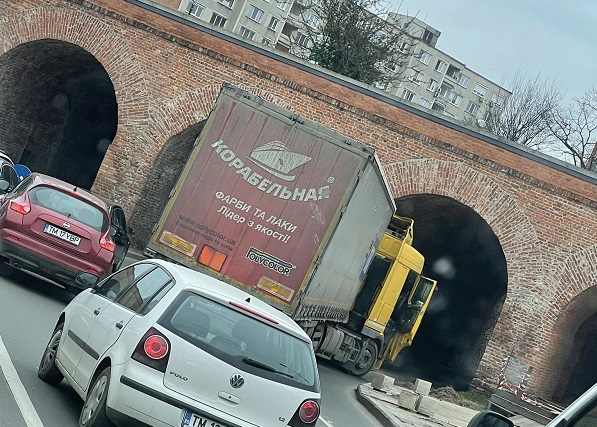 Trafic dat peste cap în Timișoara. Un autotren a rămas blocat la Bastion