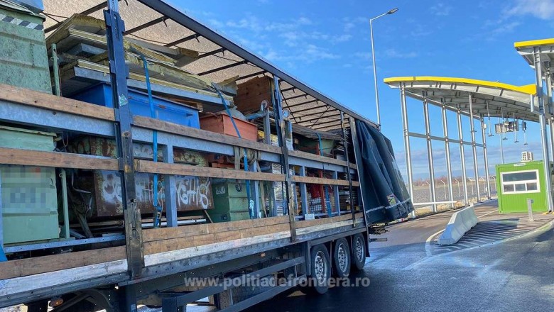 Un TIR cu zece tone de gunoaie din Italia a fost oprit la vama Borș