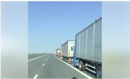 Coloane de camioane de până la 13 km înainte de principalele puncte de trecere a frontierei cu Ungaria, după restricţiile de Paştele Catolic