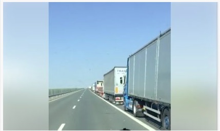 Coloane de camioane de până la 13 km înainte de principalele puncte de trecere a frontierei cu Ungaria, după restricţiile de Paştele Catolic