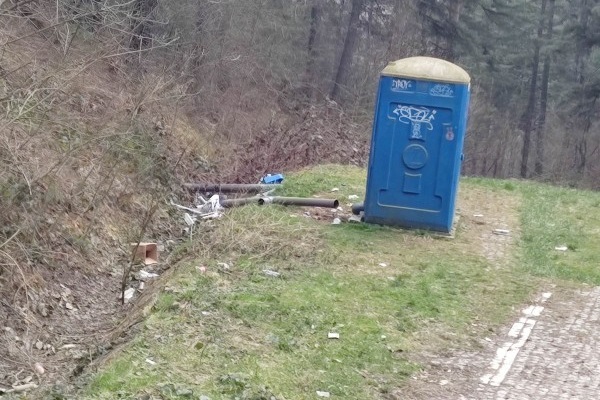 Toaleta dintr-un parc, furată de hoți. Au dus-o acasă