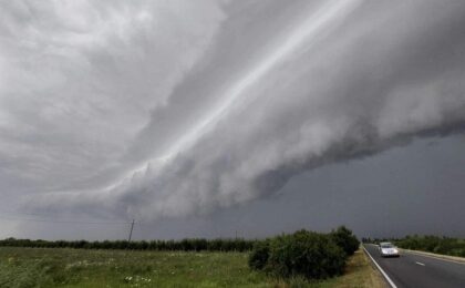 Alertă imediată de tornadă în România: Norul Cumulonimbus Arcus ar putea aduce vânt puternic în rafale și grindină de dimensiuni mari