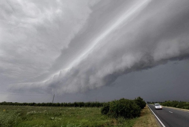 Alertă imediată de tornadă în România: Norul Cumulonimbus Arcus ar putea aduce vânt puternic în rafale și grindină de dimensiuni mari