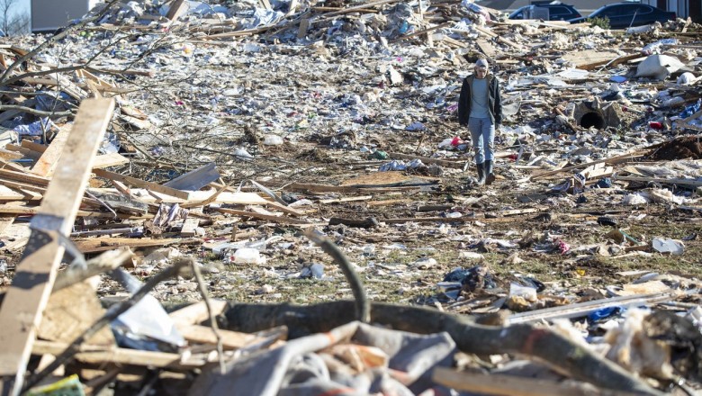 Dezastrul lăsat în urmă de zecile de tornade care au lovit SUA