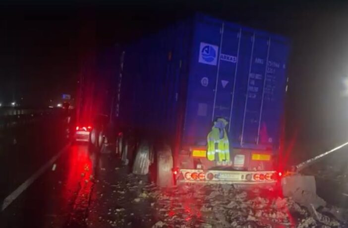 Un autotren încărcat cu sticle de vin îngreunează traficul pe autostrada A1, în zona Holdea