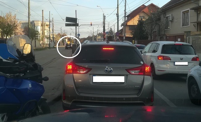 Trafic infernal în Timișoara. Unii șoferi nu au răbdare să stea în coloană și circulă pe liniile de tramvai