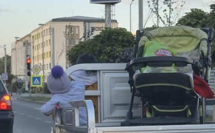 Inconștiență maximă! Copil mic transportat în remorca unui triciclu