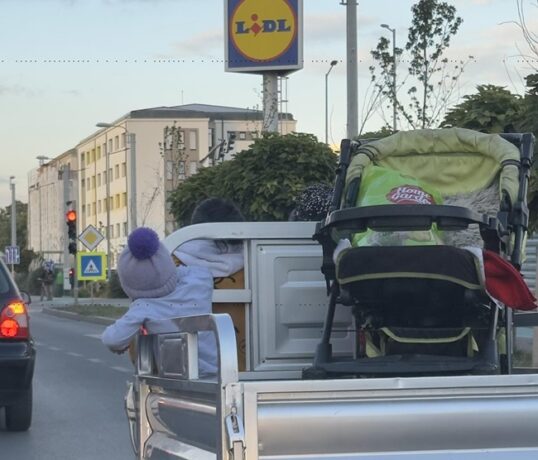 Inconștiență maximă! Copil mic transportat în remorca unui triciclu