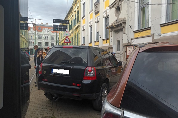 Un Land Rover a blocat circulația tramvaielor pe strada Gheorghe Doja
