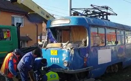 Un tramvai a deraiat și a retezat un stâlp de beton. La un pas de tragedie, în vestul țării (Video)