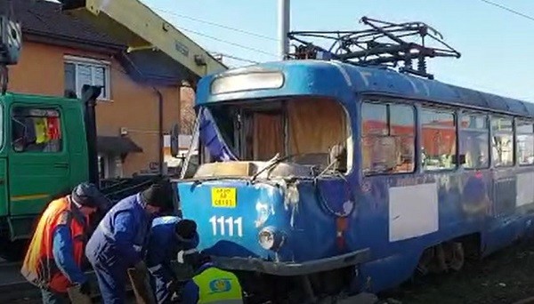 Un tramvai a deraiat și a retezat un stâlp de beton. La un pas de tragedie, în vestul țării (Video)