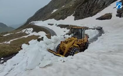 Zăpadă de 4 metri pe Transfăgărășan. Drumarii continuă deszăpezirea