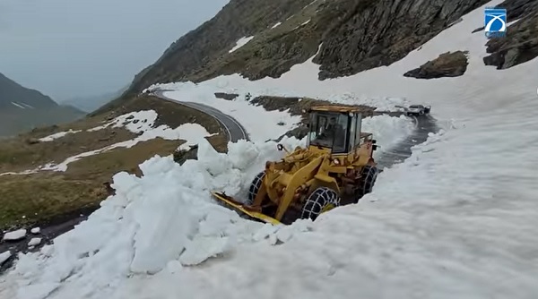 Zăpadă de 4 metri pe Transfăgărășan. Drumarii continuă deszăpezirea