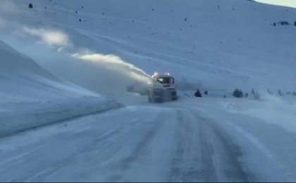 VIDEO! S-a reluat circulaţia între Novaci şi Rânca, drum închis duminică din cauza zăpezii
