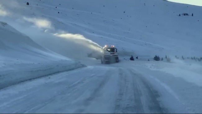 VIDEO! S-a reluat circulaţia între Novaci şi Rânca, drum închis duminică din cauza zăpezii