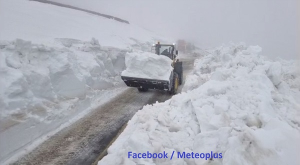 Drumarii continuă să deszăpezească Transalpina. În unele locuri zăpada depăşeşte cinci metri înălțime