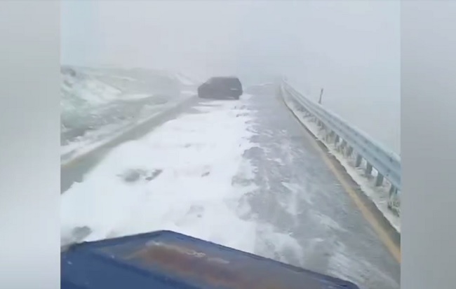 A căzut prima zăpadă pe Transalpina şi pe Transfăgărăşan (video)