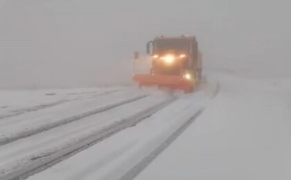 Circulaţia pe Transfăgărăşan a fost închisă din cauza ninsorii şi a viscolului!