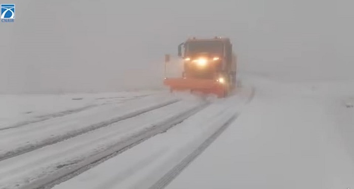Circulaţia pe Transfăgărăşan a fost închisă din cauza ninsorii şi a viscolului!