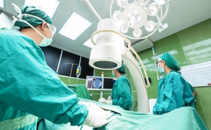 Operație de reconstrucție de aortă, făcută cu succes unui pacient de 60 de ani