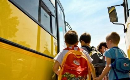 Cîmpeanu: Elevii care merg la școală în alte localități pot cere în avans suma forfetară lunară pentru transport. Care e valoarea
