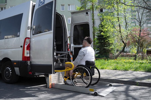 Serviciul de transport adaptat gratuit pentru persoanele cu dizabilități va fi preluat de Direcția de Asistență Socială Timișoara