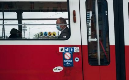 Cei care poartă măști în transportul public din Viena riscă amenzi!