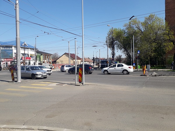 În Timișoara, doar pentru mașini e semaforizare, căci pietonii pot să... zboare