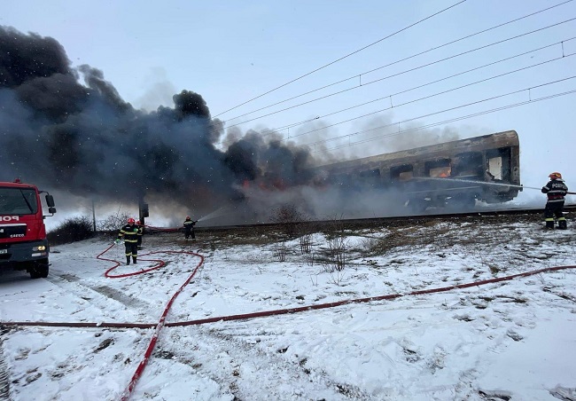 Vagonul unui tren de călători, care circula pe ruta București Nord - Deva, a luat foc
