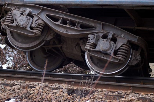 Un tren a deraiat la Arad. Două vagoane-cisternă în care se află carburanţi s-au răsturnat