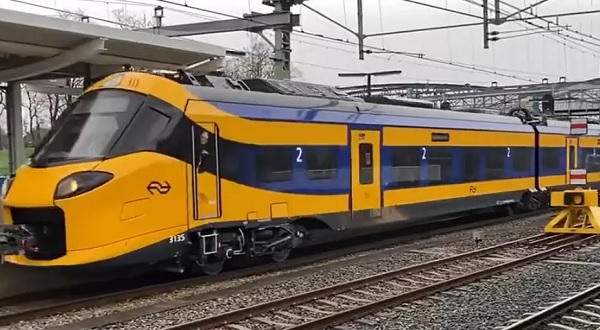 Mecanicul unui tren de pasageri încetinește într-o gară din Olanda și îi întreabă pe cei de pe peron: „Încotro e Amsterdam?” Imaginile au devenit virale (video)