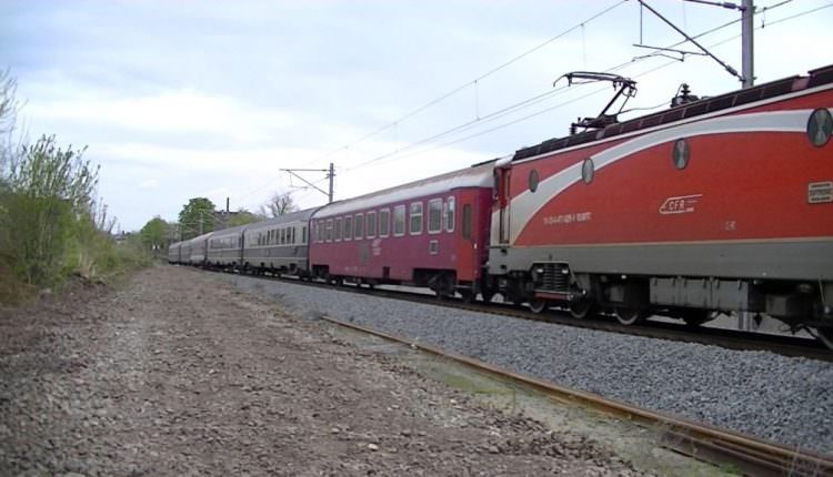 Traficul feroviar este oprit temporar între stațiile Șagu și Vinga, șase trenuri așteaptă