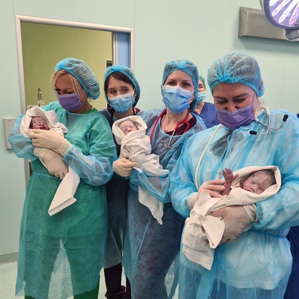 Tripleți la Maternitatea Spitalului Județean Timișoara - un miracol. Mama, care mai are acasă trei băieți, își dorea din tot sufletul o fetiță. Foto 3 Tripleți la Maternitatea Spitalului Județean Timișoara - un miracol. Foto