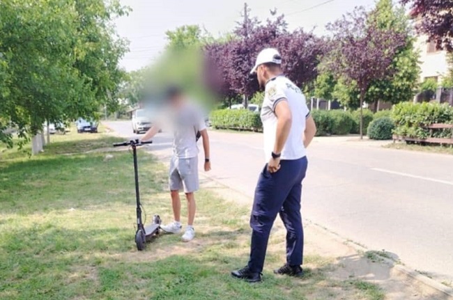 Circulau haotic, cu viteză, pe şosea şi pe trotuar. Zeci de tineri din Timişoara daţi jos de pe trotinetele electrice şi amendaţi