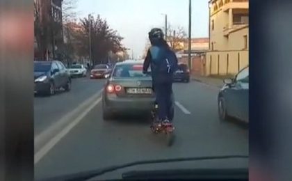 Trotinetist filmat în timp ce rula pe banda a doua, cu peste 60 km/h, între Timișoara și Giroc (video)