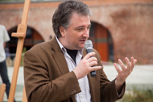 Tudor Crețu lansează volumul „ma-ma”